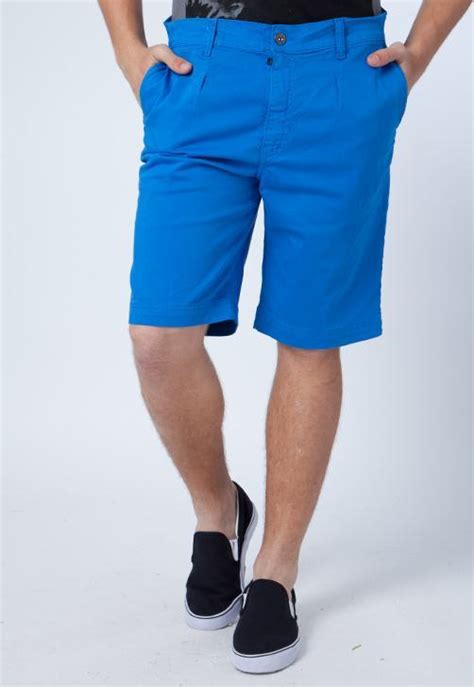 Combinando Bermuda azul masculina .